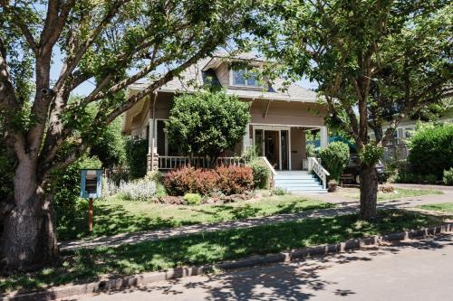 Southeast Portland Comfy & Eclectic Craftsman Home — 4-Star Luxury Hotel in Portland, United States