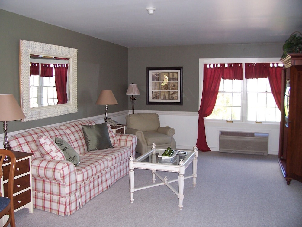 Camelot Restaurant & Inn - photo 12