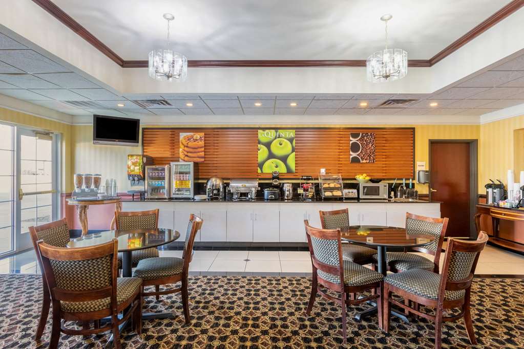 La Quinta Inn & Suites by Wyndham Dodge City - photo 27