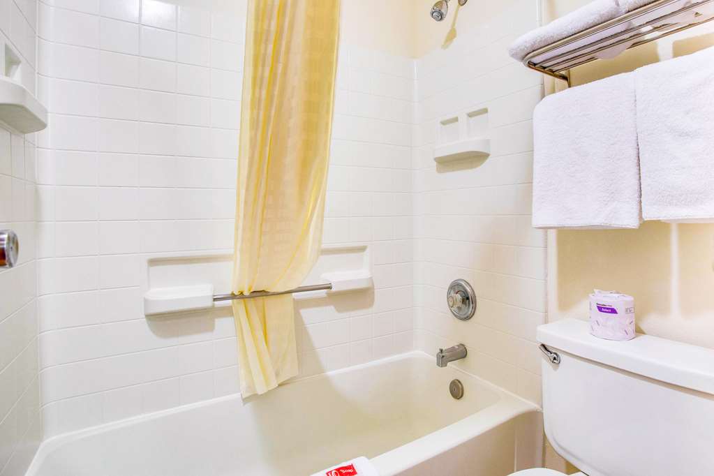Econo Lodge Inn & Suites Albuquerque East I 40 Eubank Exit - photo 19