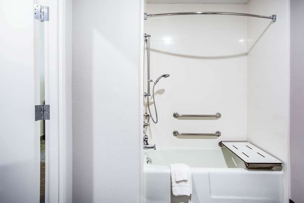 La Quinta Inn & Suites by Wyndham Lynchburg at Liberty Univ. - photo 24