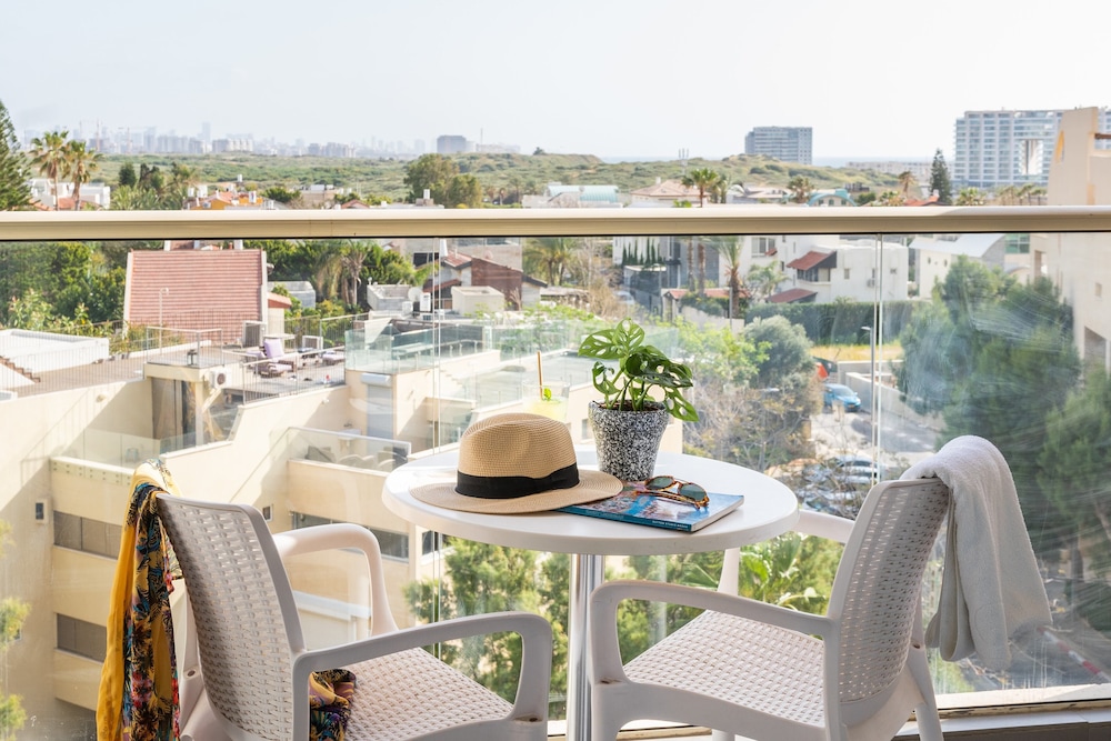 Top Tier Apartment with Swimming Pool — 4-Star Luxury Hotel in Herzliya, Israel