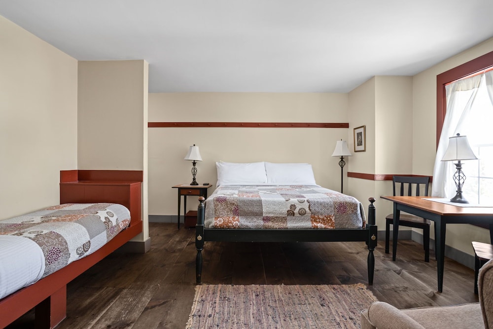 Artists Colony Inn & Restaurant - photo 10
