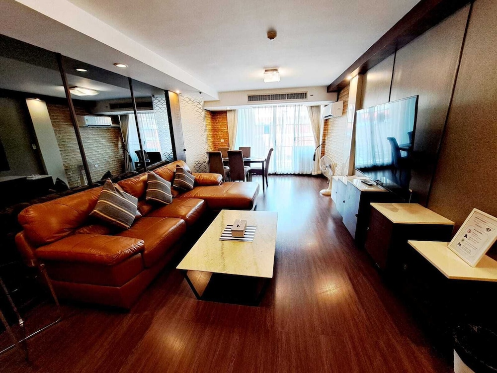 6C 2 Bedroom Downtown Apartment With Shared Pool