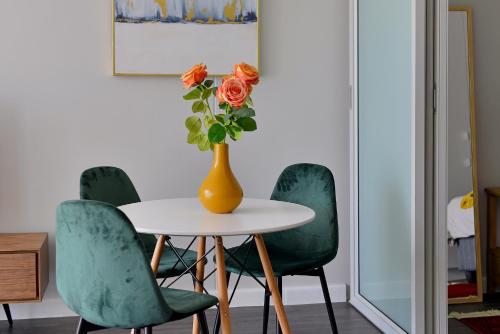 Lola Luxury city centre apartment with City and Mountain views