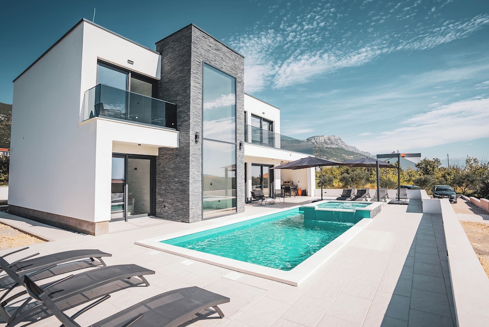 Modern Sea View Villa Private Pool Whirlpool Calm & Beach Near — 4-Star Luxury Hotel in Kastel Stari, Croatia