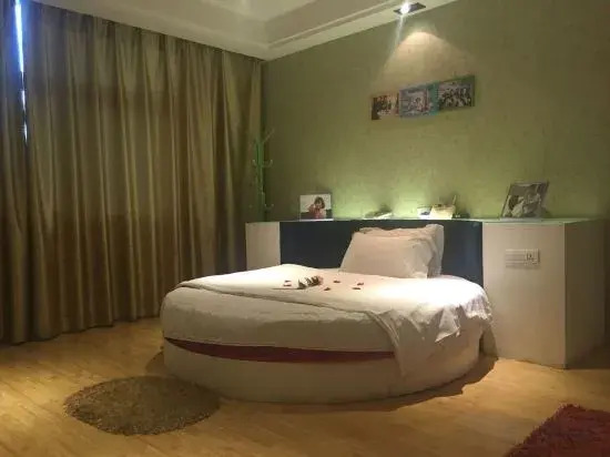 Aiqinghai Hotel in Huanggang, People's Republic of China