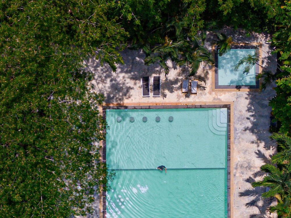 Issara Boutique Winery Hotel — Muak Lek