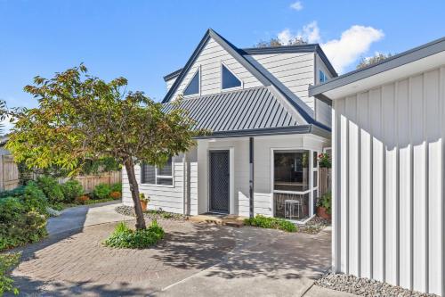 Sandy Feet Papamoa Beach Holiday Home — 4-Star Luxury Hotel in Tauranga, New Zealand