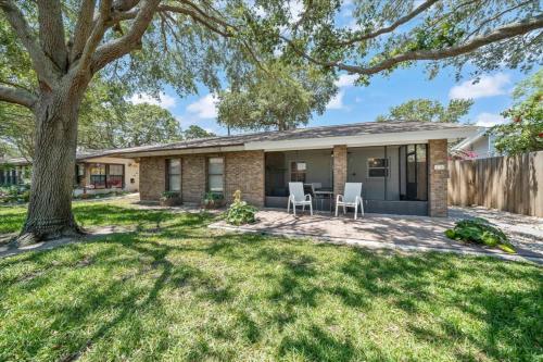 Cozy Beach side Bungalow — 4-Star Luxury Hotel in Cape Canaveral, United States