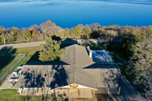 Walk to Lake Whitney Fire Pit BBQ Grill King Bed — hotel in Whitney
