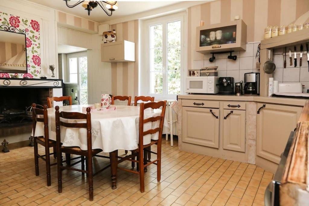 Charmante Maison Jardin a 100 Metres du Clos Luce — 4-Star Luxury Hotel in Amboise, France