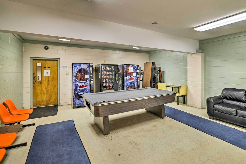 Hot Tub and Deck Pet Friendly Poconos Getaway — 4-Star Luxury Hotel in Saw Creek, United States