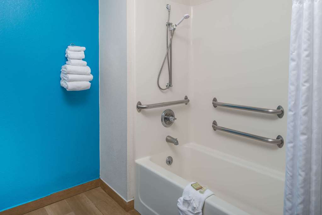 Super 8 by Wyndham Lincoln West - photo 6