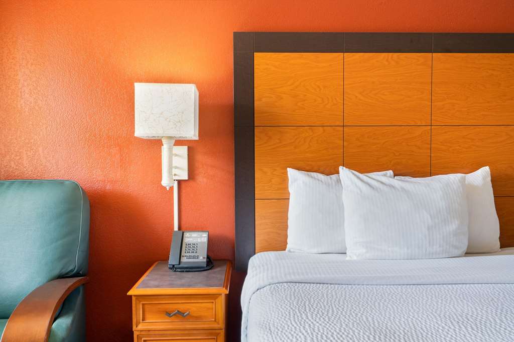 La Quinta Inn by Wyndham Phoenix Sky Harbor Airport - photo 17