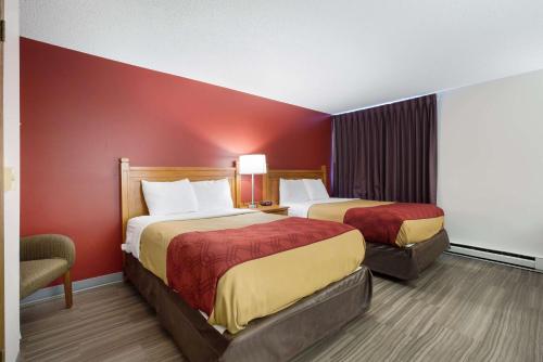 Econo Lodge Inn & Suites Escanaba North - photo 12