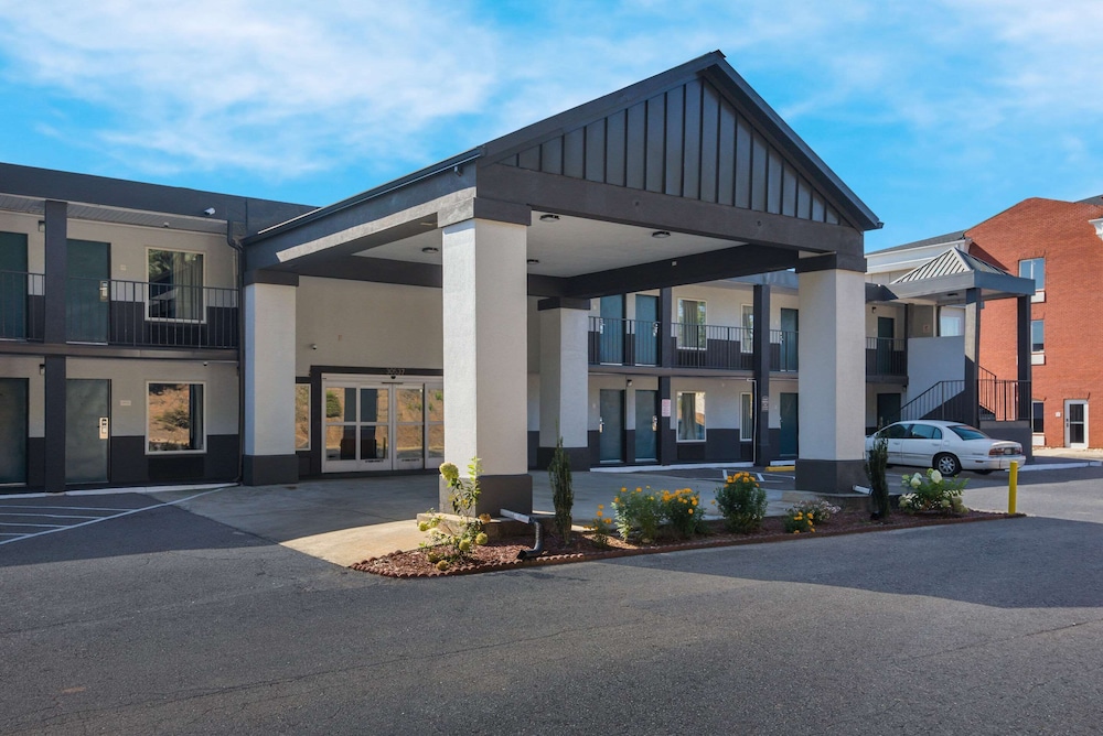 Econo Lodge Commerce - photo 52