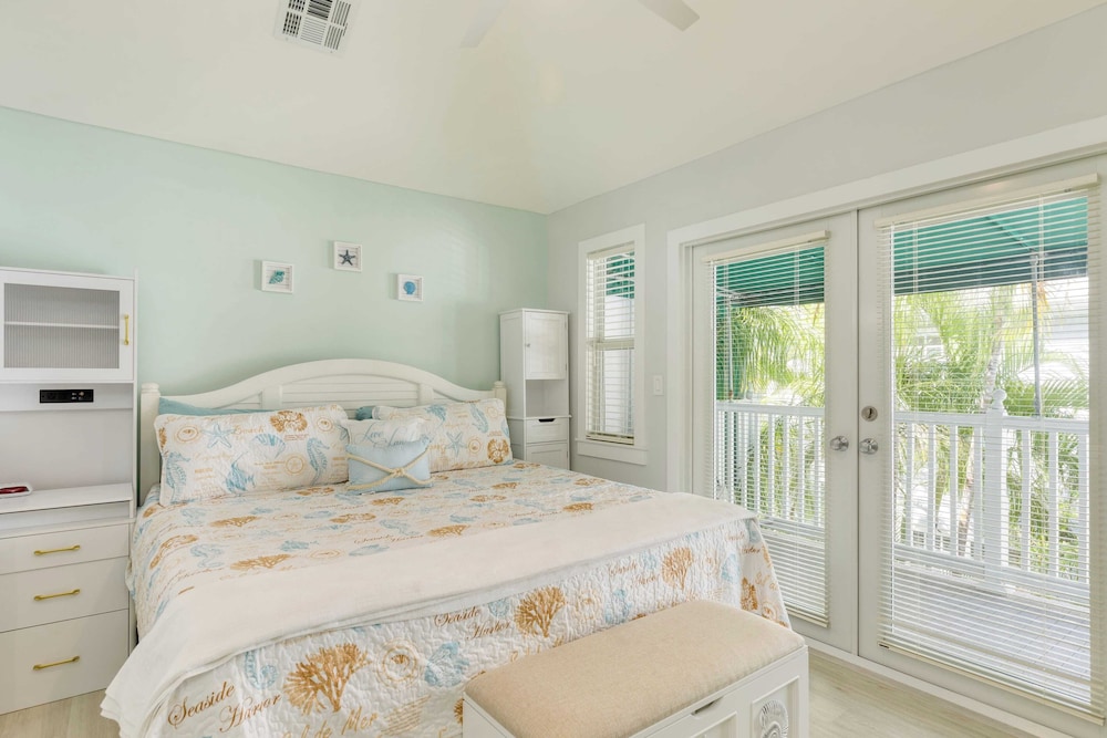 Bahamian Reed by Avantstay Walk to Everything w Community Pool Month Long Stays Only - photo 14