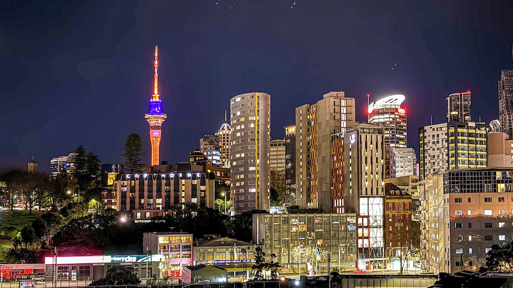 Parnell Haven 2BRM Apartment with Deck Parking & City Views — 4-Star Luxury Hotel in Auckland, New Zealand