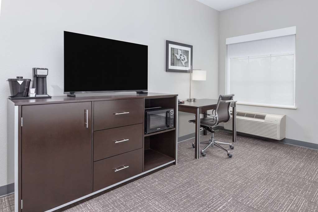 La Quinta Inn & Suites by Wyndham Tyler University Area - photo 22