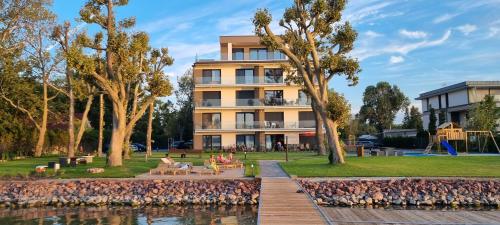Platán Beach Apartman with lakeview — 4-Star Luxury Hotel in Balatonboglar, Hungary