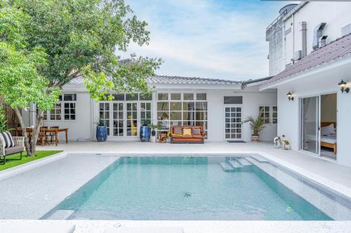 Aphrodite Pool Villa Old City I 7 Bed Rooms I Daily Housekeeping — 4-Star Luxury Hotel in Chiang Mai, Thailand