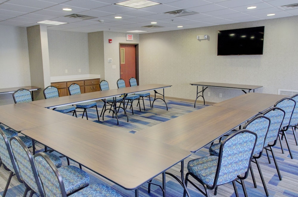 Holiday Inn Express Hotel & Suites Le Mars by IHG - photo 43