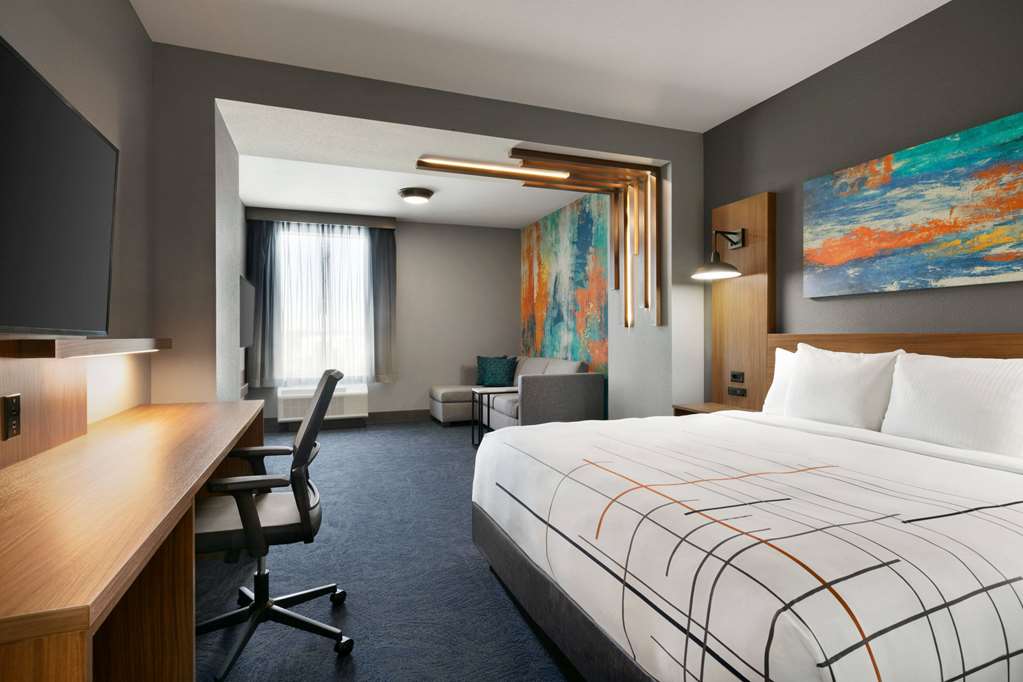 La Quinta Inn & Suites by Wyndham College Station North - photo 14