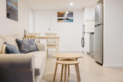 Moffat Beach Coastal Contemporary Unit B — 4-Star Luxury Hotel in Caloundra, Australia