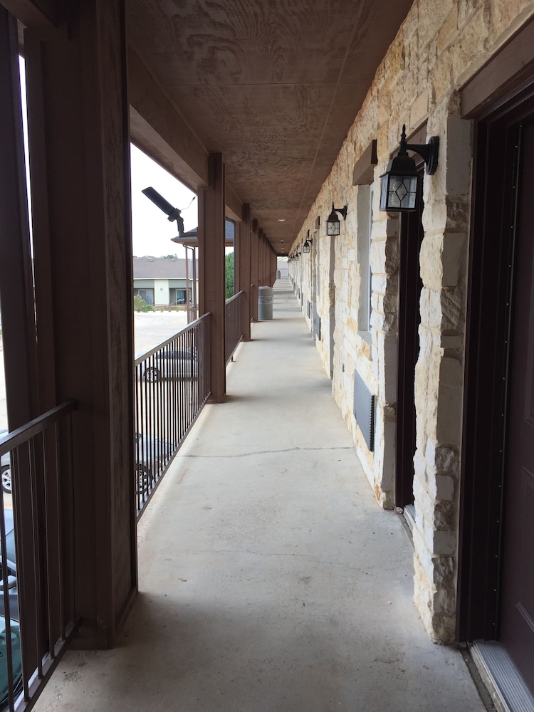 Pearsall Inn & Suites - photo 29