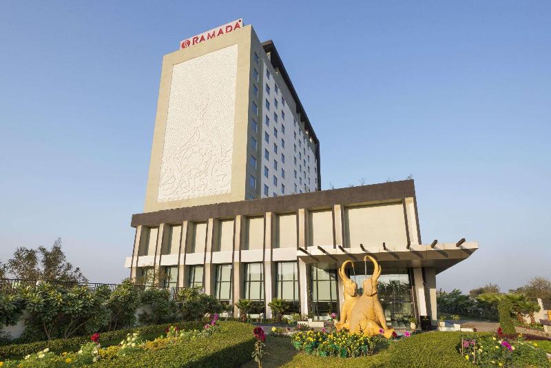 Saura Hotel Agra A Club Mahindra Associate — 5-Star Luxury Hotel in Agra, India