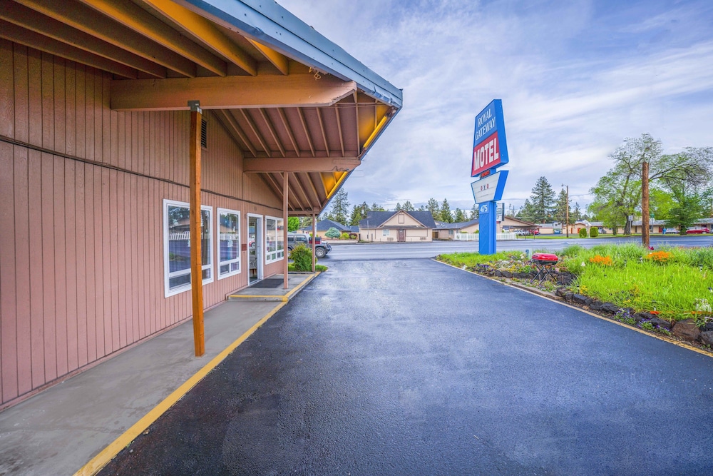 Royal Gateway Motel By OYO - photo 57