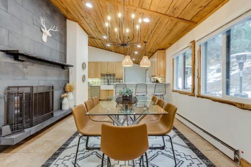 Mountain Mansion with Hot Tub and Sauna — hotel in Morrison