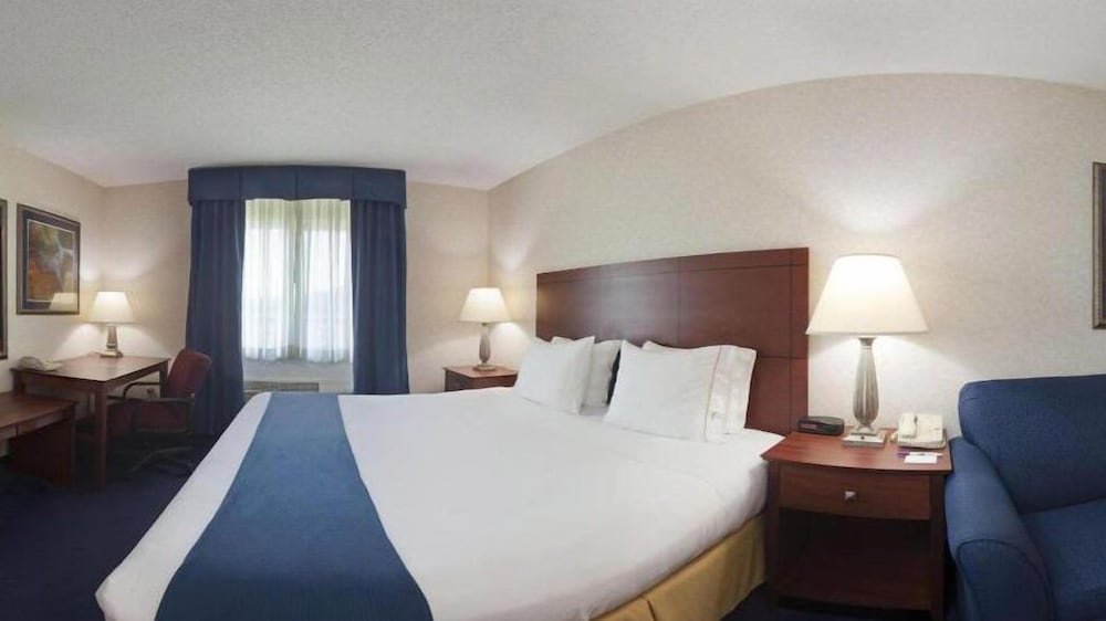 Holiday Inn Express Deforest - photo 10