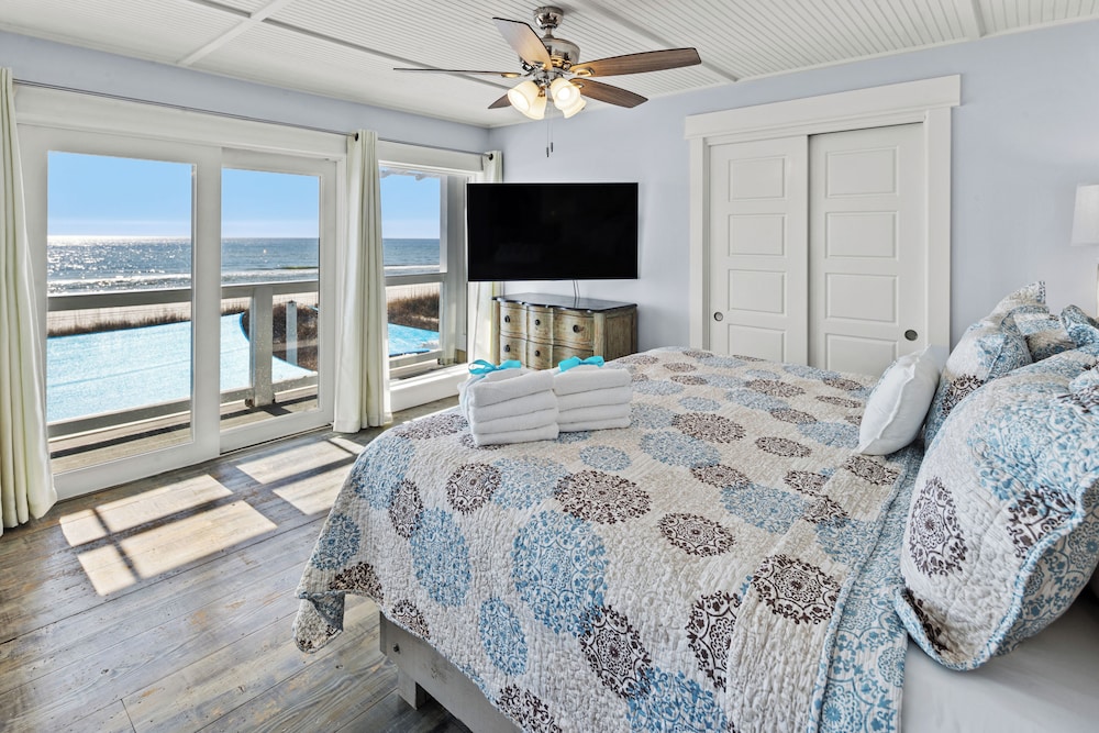 Luxury Gulf Front Property Directly on the Beach Sleeps 15 - photo 9