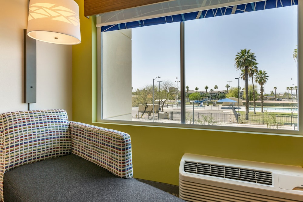 Holiday Inn Express & Suites Phoenix Dwtn State Capitol by IHG - photo 49