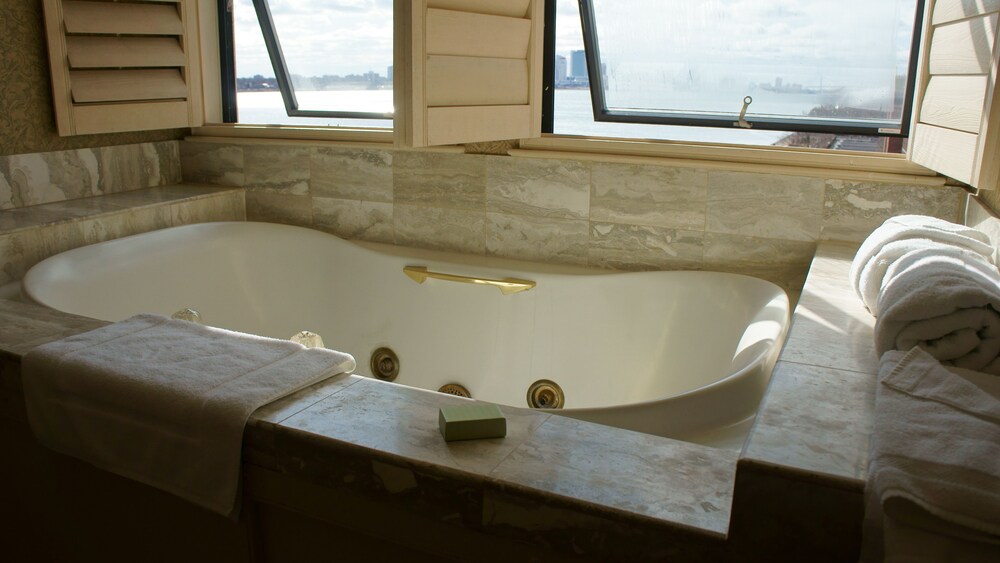 Roberts Riverwalk Urban Resort Hotel - photo 7