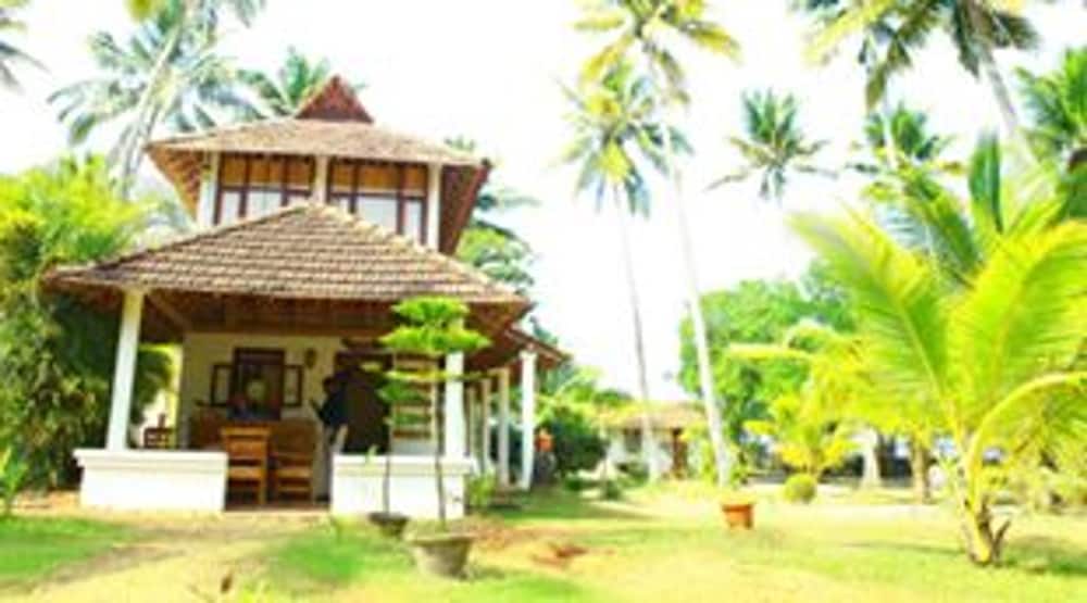 Pozhiyoram Beach Resort — hotel in Alleppey