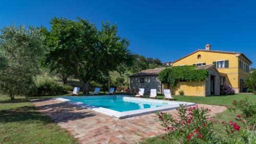 Casale Verdicchio 10&2 Emma Villas — 4-Star Luxury Hotel in Montecarotto, Italy
