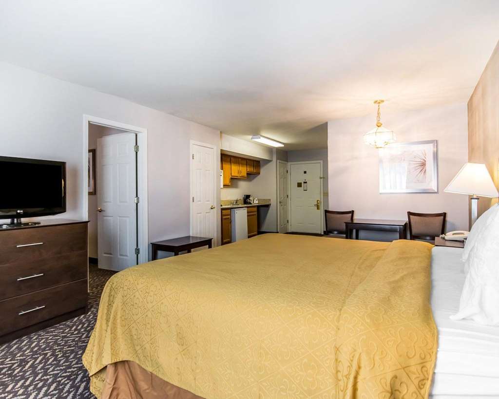 Quality Inn & Suites University Airport - photo 25