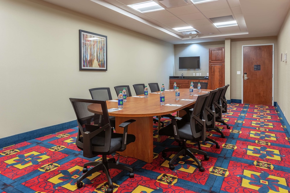 Hampton Inn Jefferson City at Capital Mall - photo 22