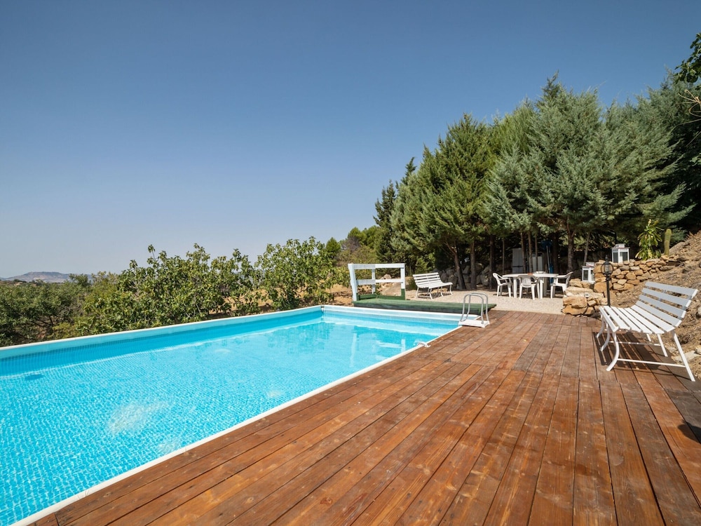 Villa in Nissoria With Private Pool — 4-Star Luxury Hotel in Nissoria, Italy