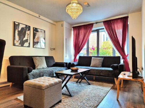 Explore London: 2 Bedroom House in Wood Green — 4-Star Luxury Hotel in London, United Kingdom