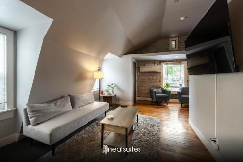Close to Stadiums Downtown Cincy & more 1BR Apt — 4-Star Luxury Hotel in Ludlow, United States