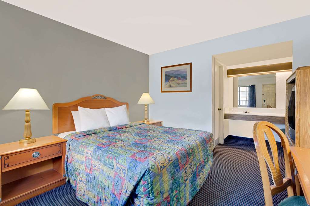 Days Inn & Suites by Wyndham Needles - photo 6