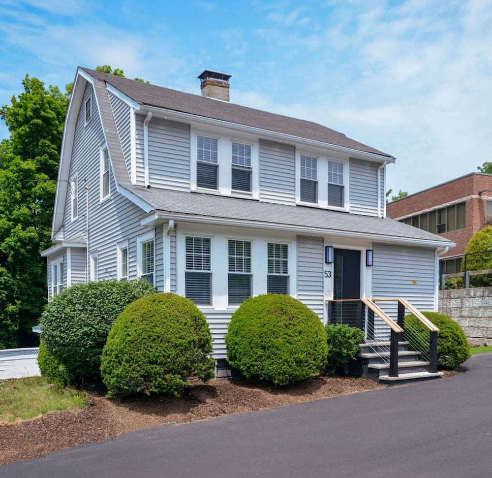 Enchanting Hidden Door Escape — hotel in Stoneham