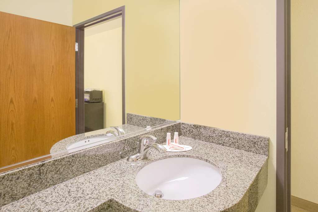 Microtel Inn & Suites by Wyndham Delphos - photo 10