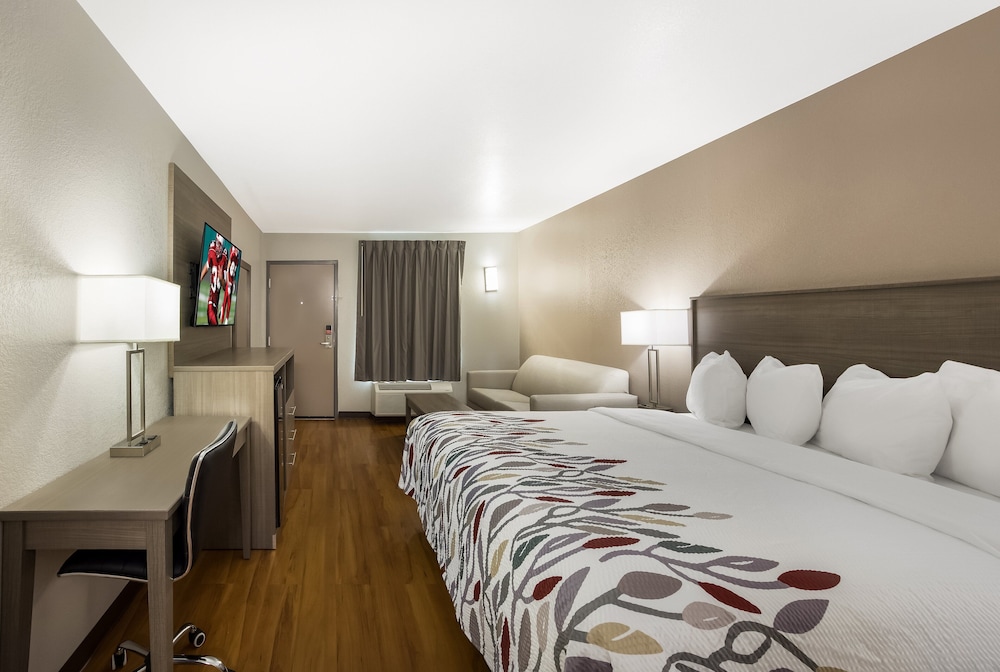 Red Roof Inn & Suites Thomasville - photo 11
