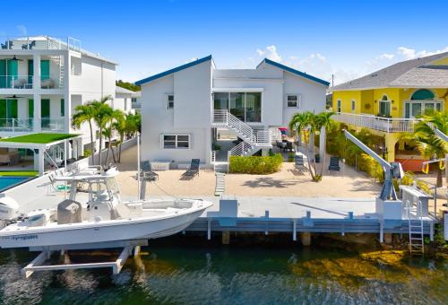 Keys Harbor Waterfront Private Boat Dock Outdoor Oasis — 4-Star Luxury Hotel in Key Largo, United States
