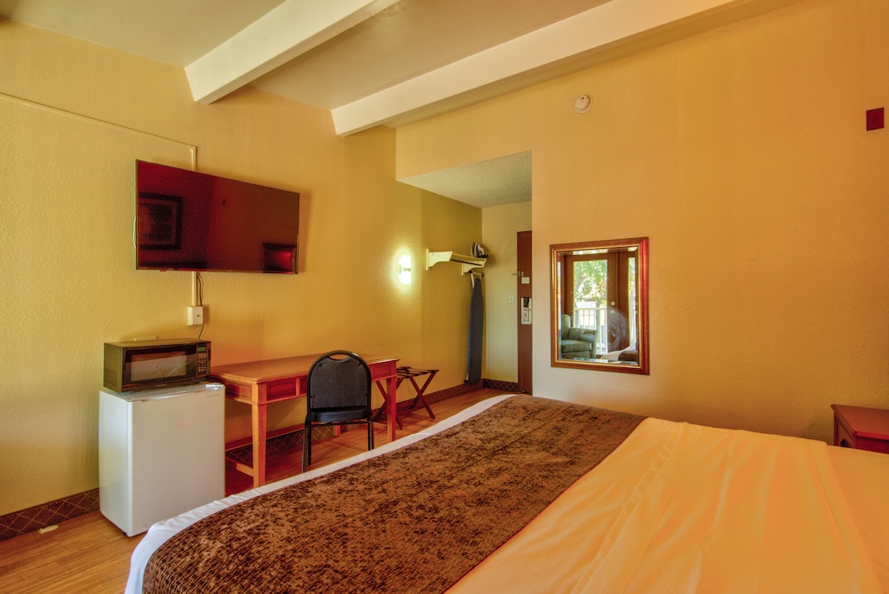 Clearwater Hotel - photo 4